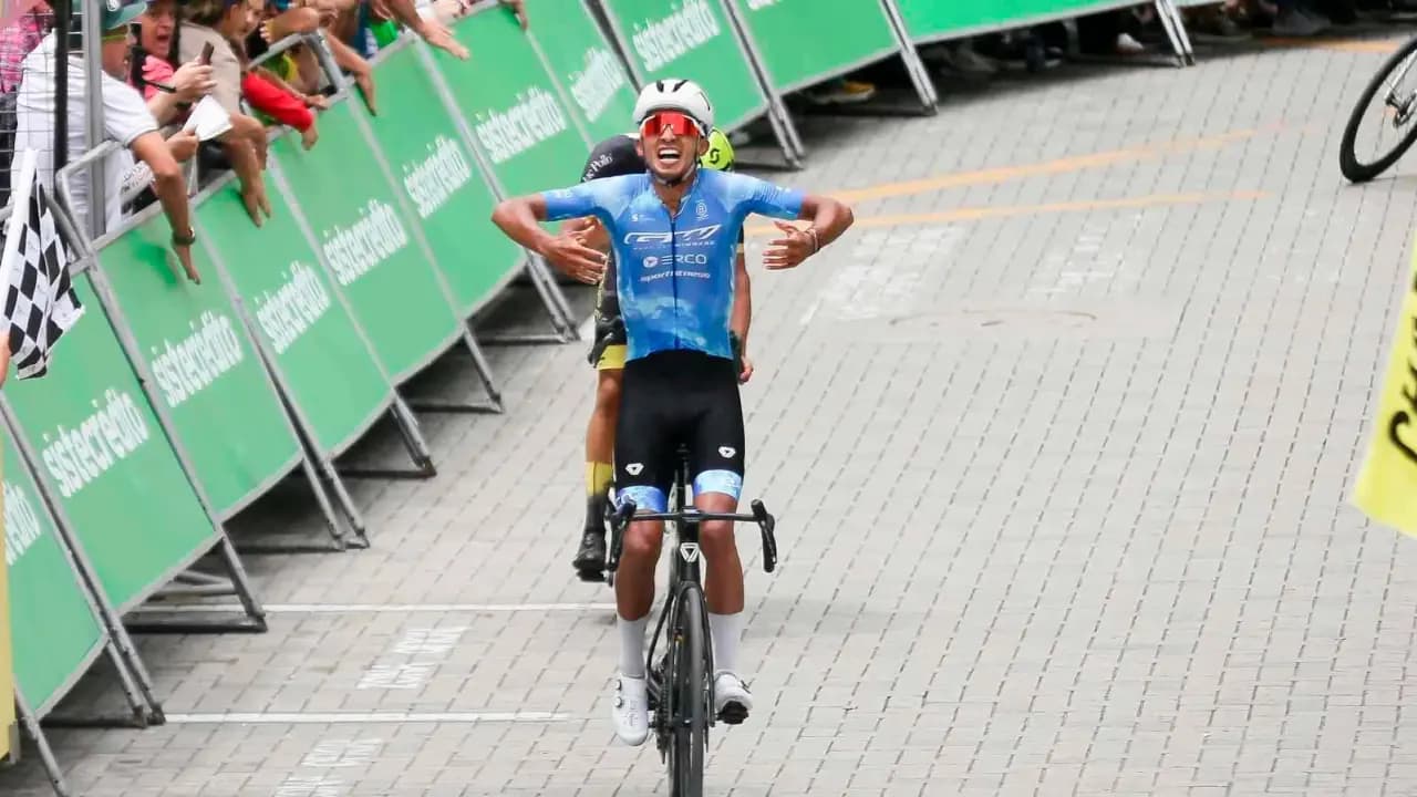 Adrián Bustamante celebra con los brazos abiertos al cruzar la meta en Santo Domingo