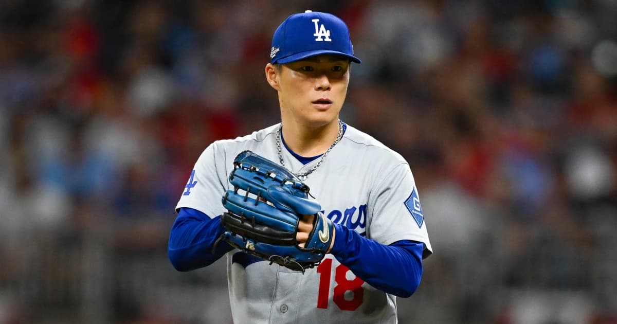 Yoshinobu Yamamoto, lanzador de los Dodgers, en el montículo durante el tercer juego ante los Bravos en Atlanta