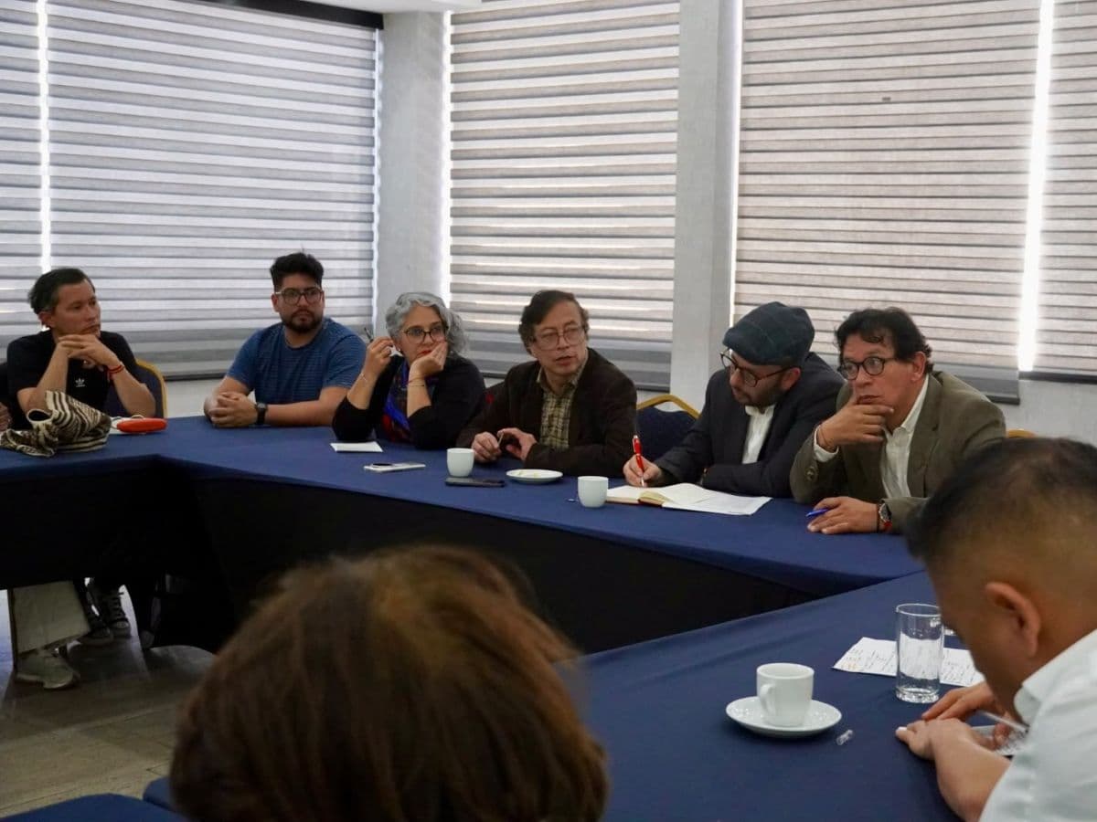 Gustavo Petro en una reunión con dirigentes del Pacto Histórico