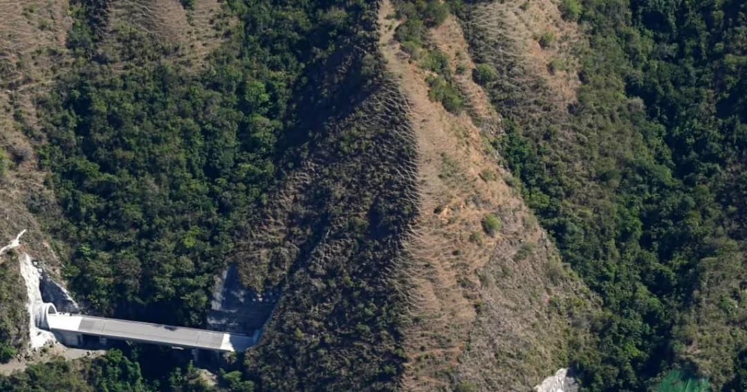 Vista aérea del portal de uno de los túneles del corredor vial en la montaña antioqueña