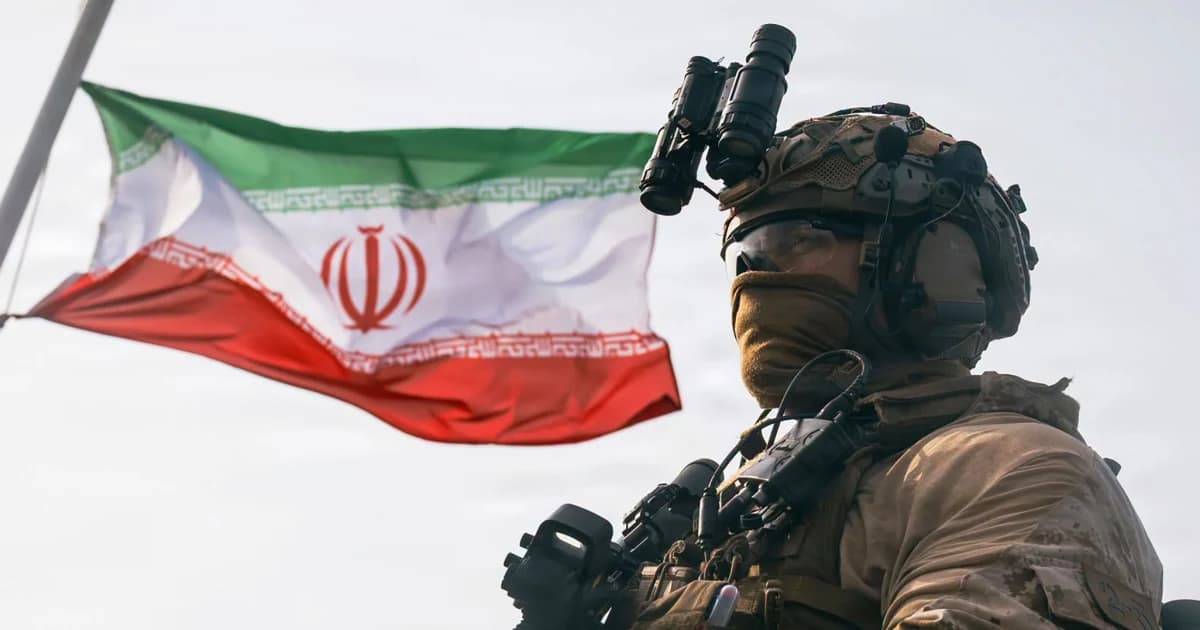 Un infante de marina de Estados Unidos con equipo de visión nocturna frente a una bandera de Irán