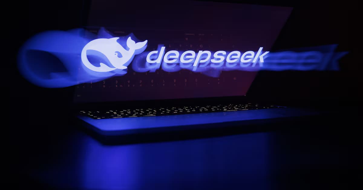 El logotipo de DeepSeek proyectado sobre la pantalla de un computador portátil en una habitación a oscuras
