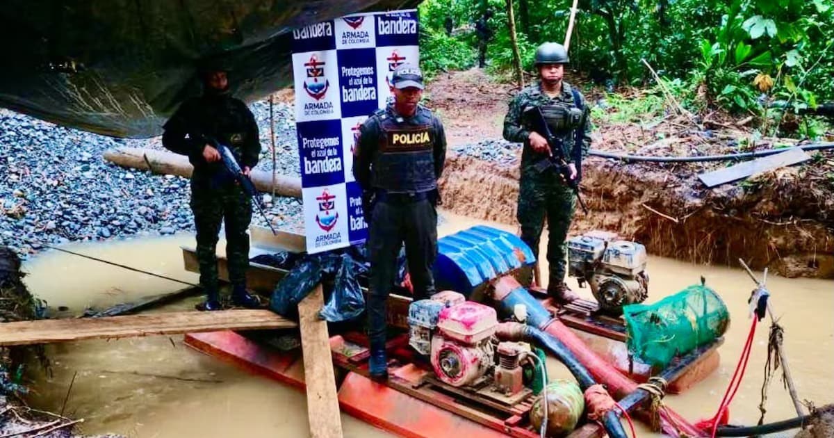 Infantes de marina y un policía custodian una draga artesanal de minería ilegal en un río de la zona rural de Quibdó