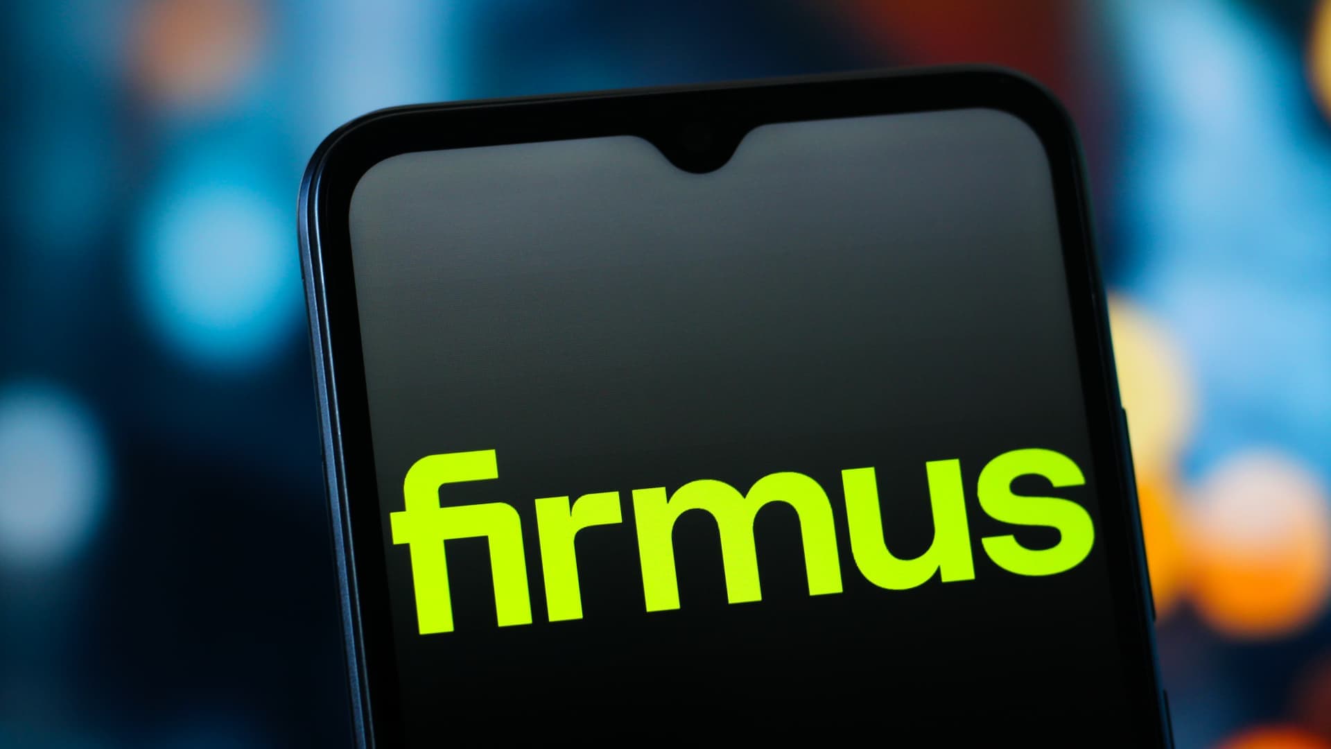 Un teléfono celular muestra el logo de Firmus