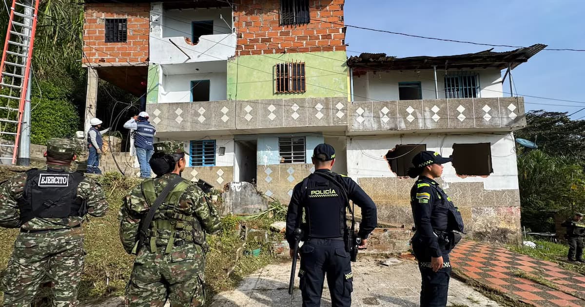 Policías y soldados custodian una de las casas del sector El Hoyo, en La Estrella, antes de su demolición