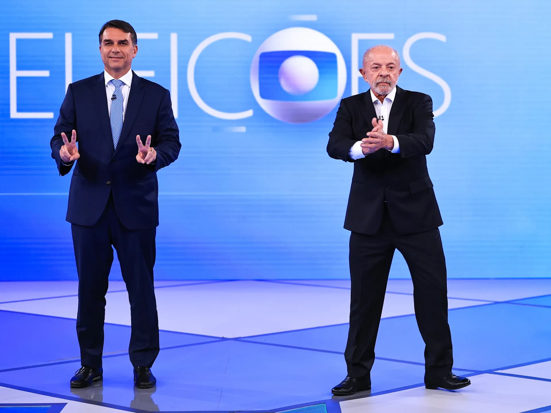 Flávio Bolsonaro y Luiz Inácio Lula da Silva posan en el estudio de TV Globo antes del debate en Río de Janeiro