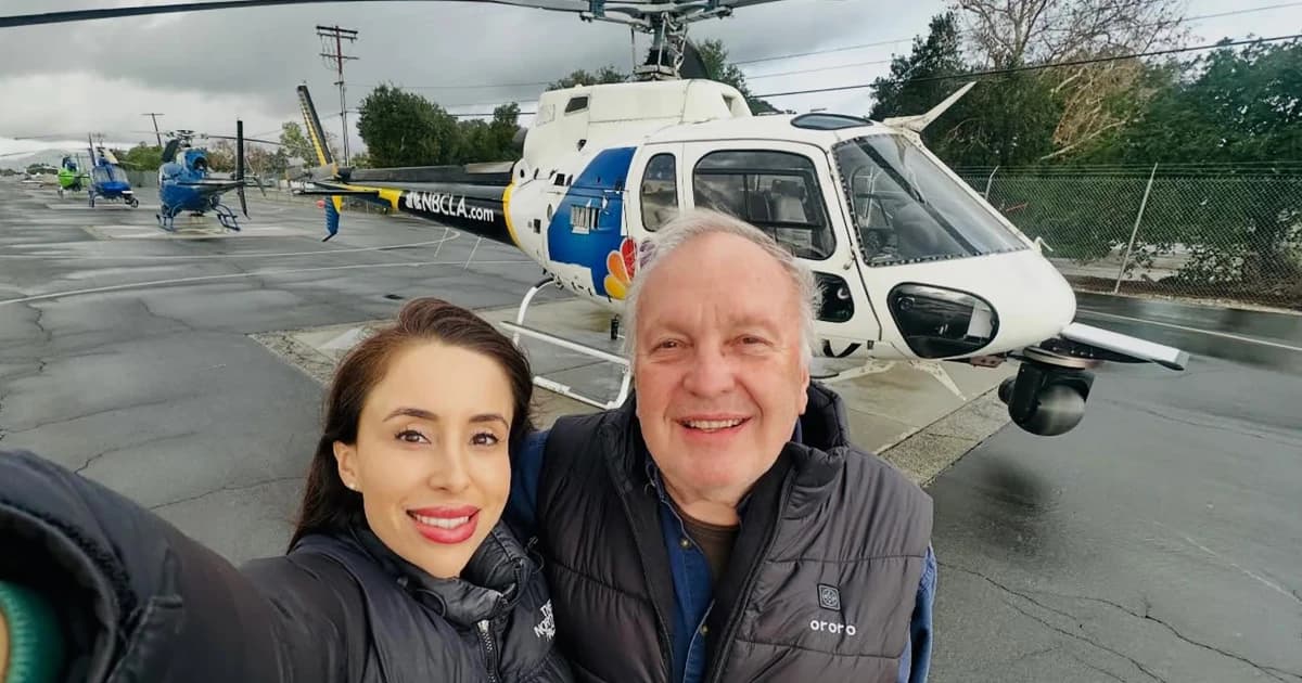 La periodista Eliana Moreno y el piloto George Marciniw junto a un helicóptero