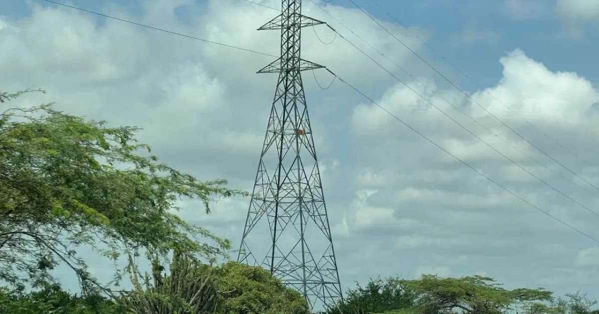 Una torre de transmisión eléctrica de alta tensión