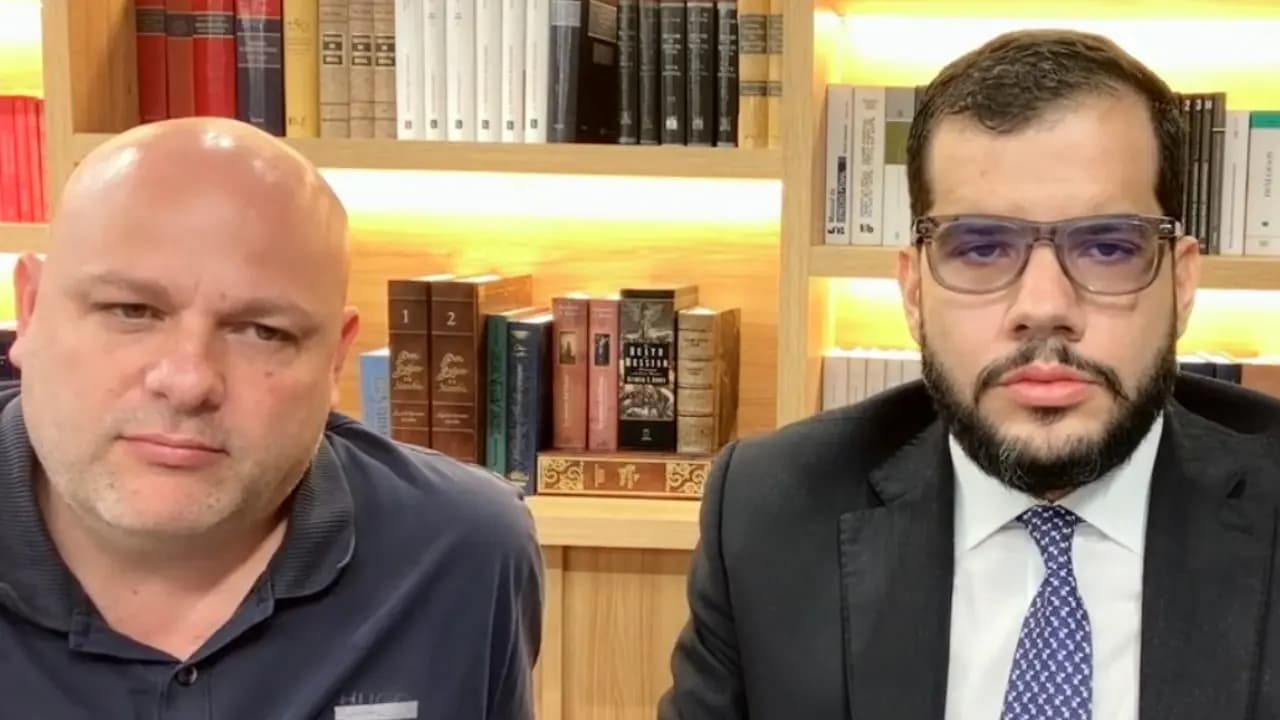 Miguel Quintero durante una intervención junto a su defensa