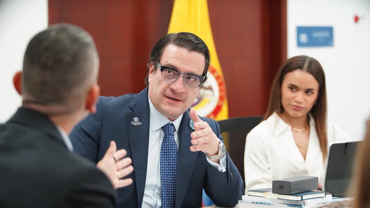 El ministro de Justicia, Iván Cancino, durante una reunión de trabajo
