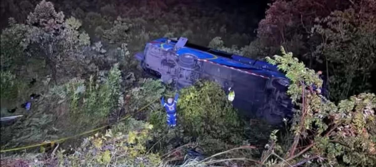 Rescatista junto al bus volcado entre la vegetación del abismo en Moniquirá