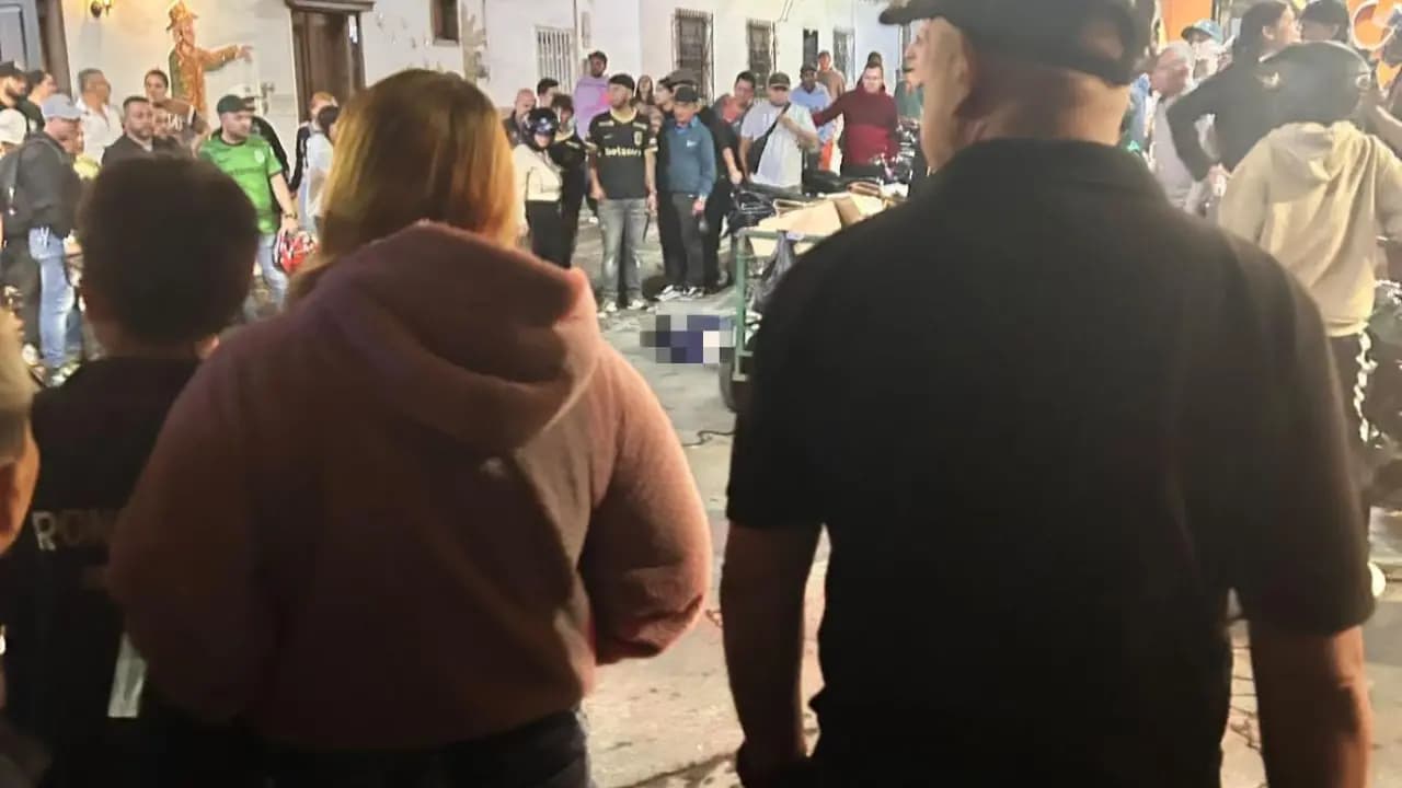 Vecinos y curiosos en la calle de El Carmen de Viboral donde fue asesinado el adolescente