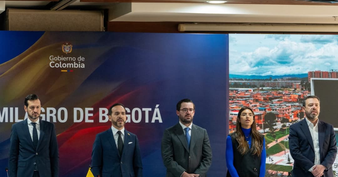 El presidente Abelardo de la Espriella y el alcalde Carlos Fernando Galán, en el anuncio sobre la línea 4 del metro de Bogotá