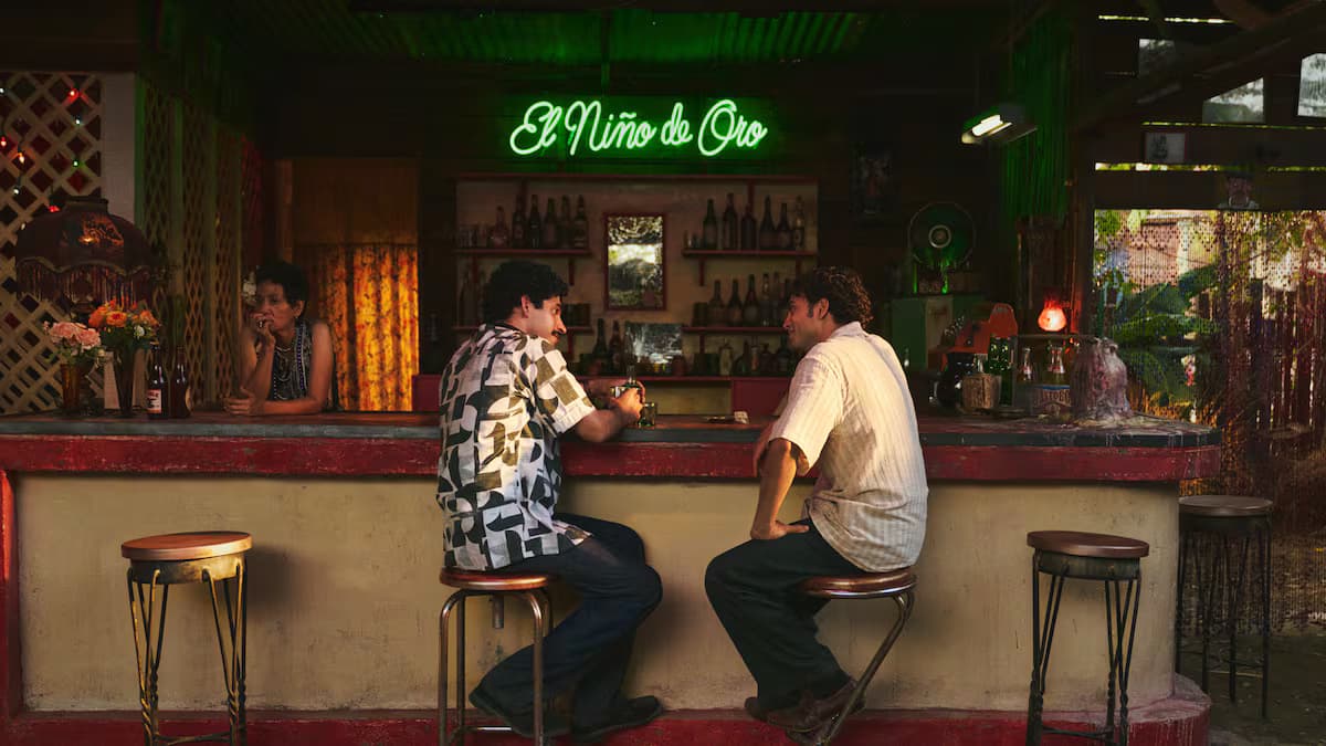 Escena de la serie «Cien años de soledad» en un bar de Macondo con el letrero El Niño de Oro