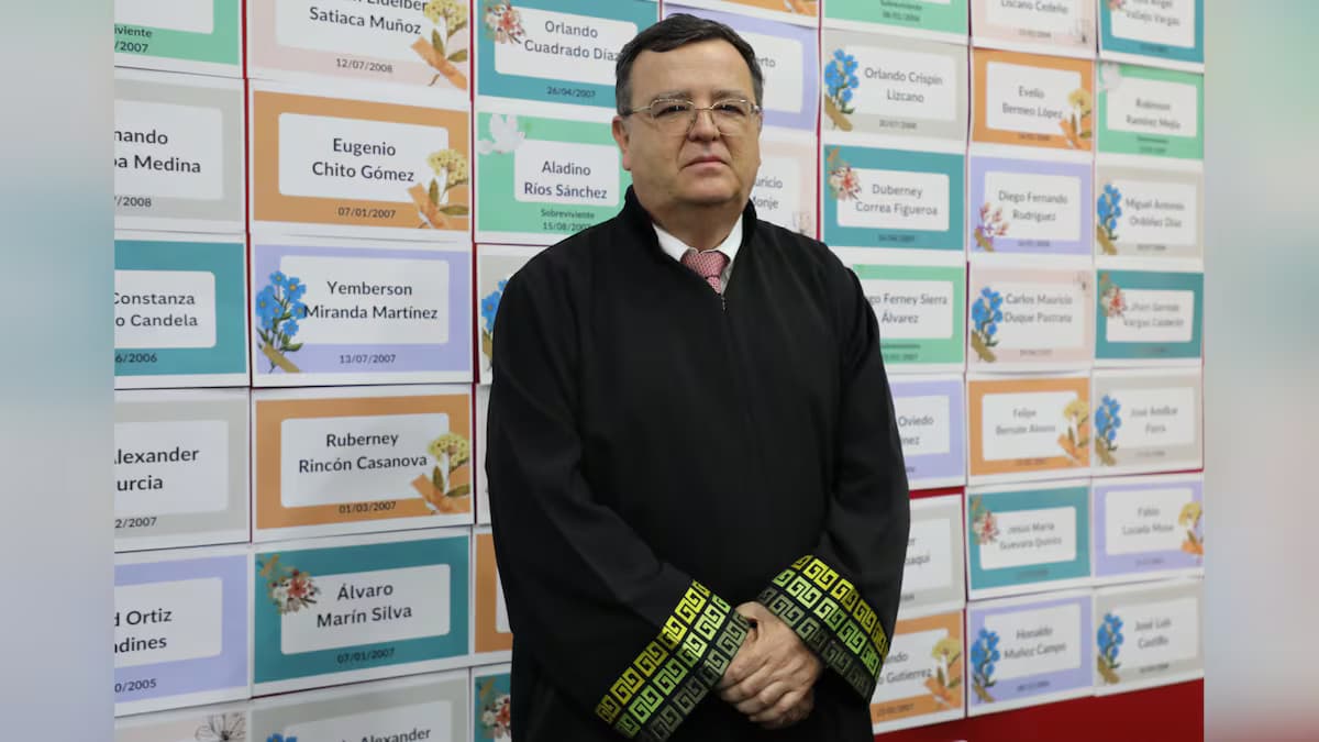 El magistrado Alejandro Ramelli frente a los expedientes de víctimas del conflicto