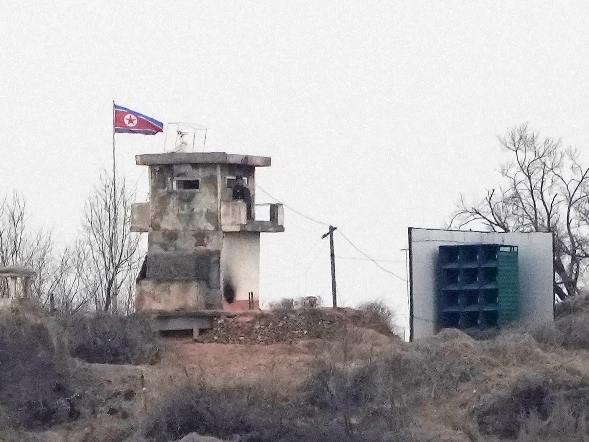 Puesto de guardia norcoreano con altavoces de propaganda en la frontera con Corea del Sur