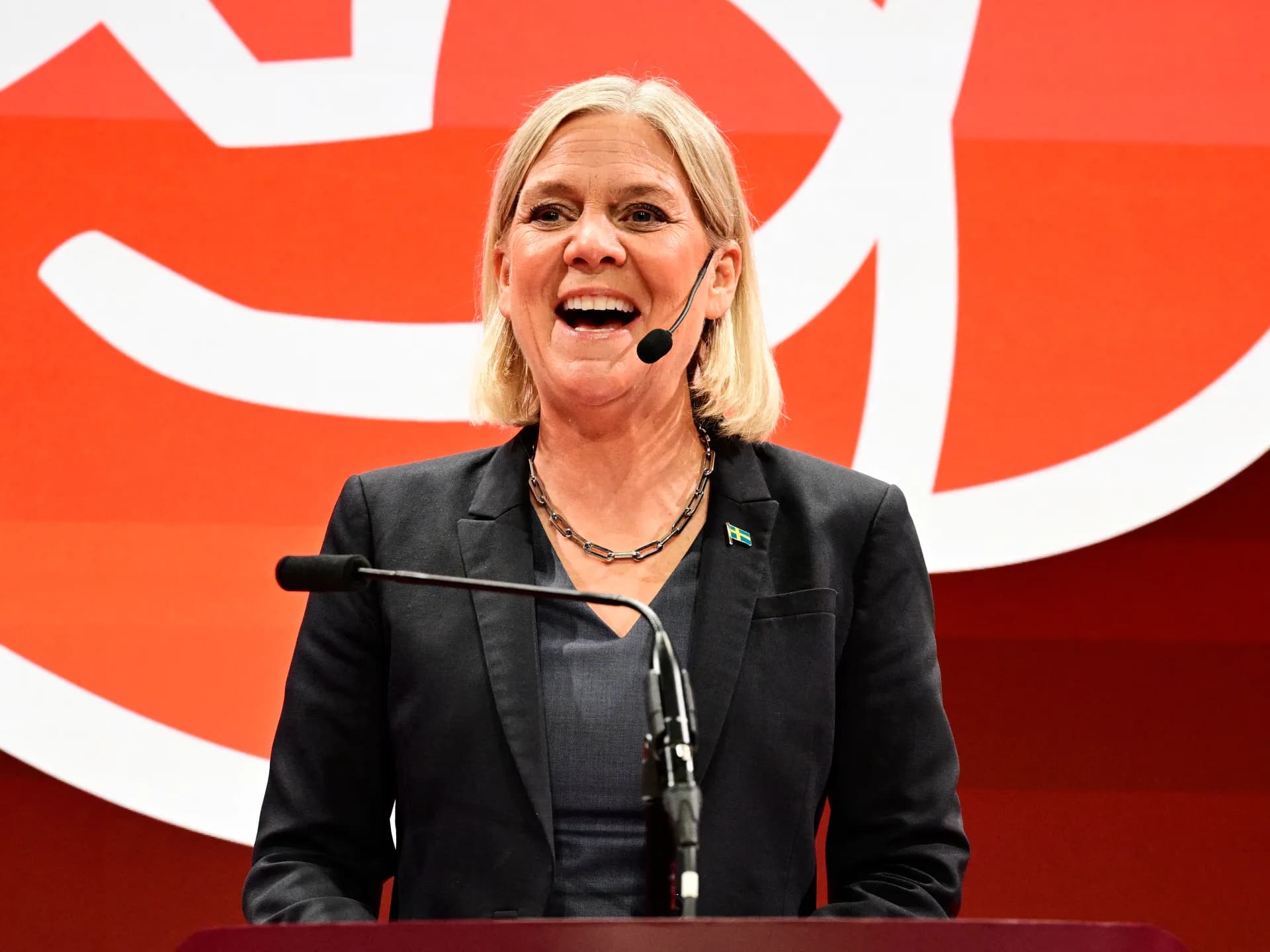 Magdalena Andersson, líder socialdemócrata sueca, sonríe durante un discurso