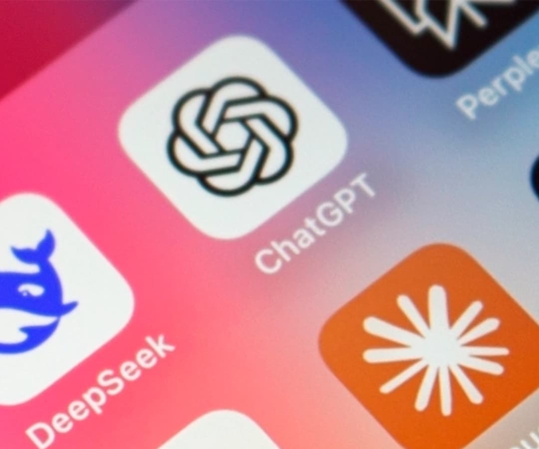 Iconos de aplicaciones de asistentes de inteligencia artificial en la pantalla de un teléfono