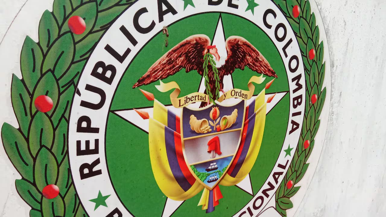 Escudo de la Policía Nacional en la fachada de una estación