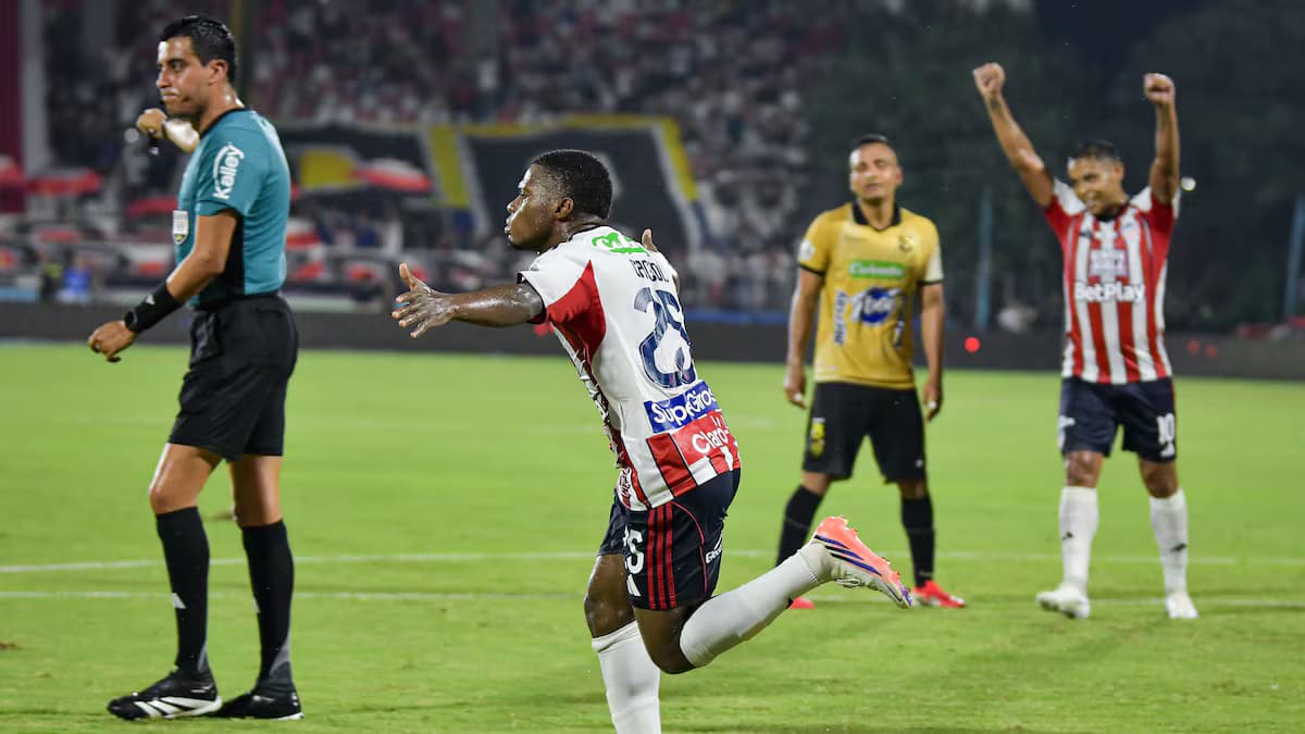 Déiber Caicedo celebra su gol ante Águilas Doradas en el estadio Romelio Martínez