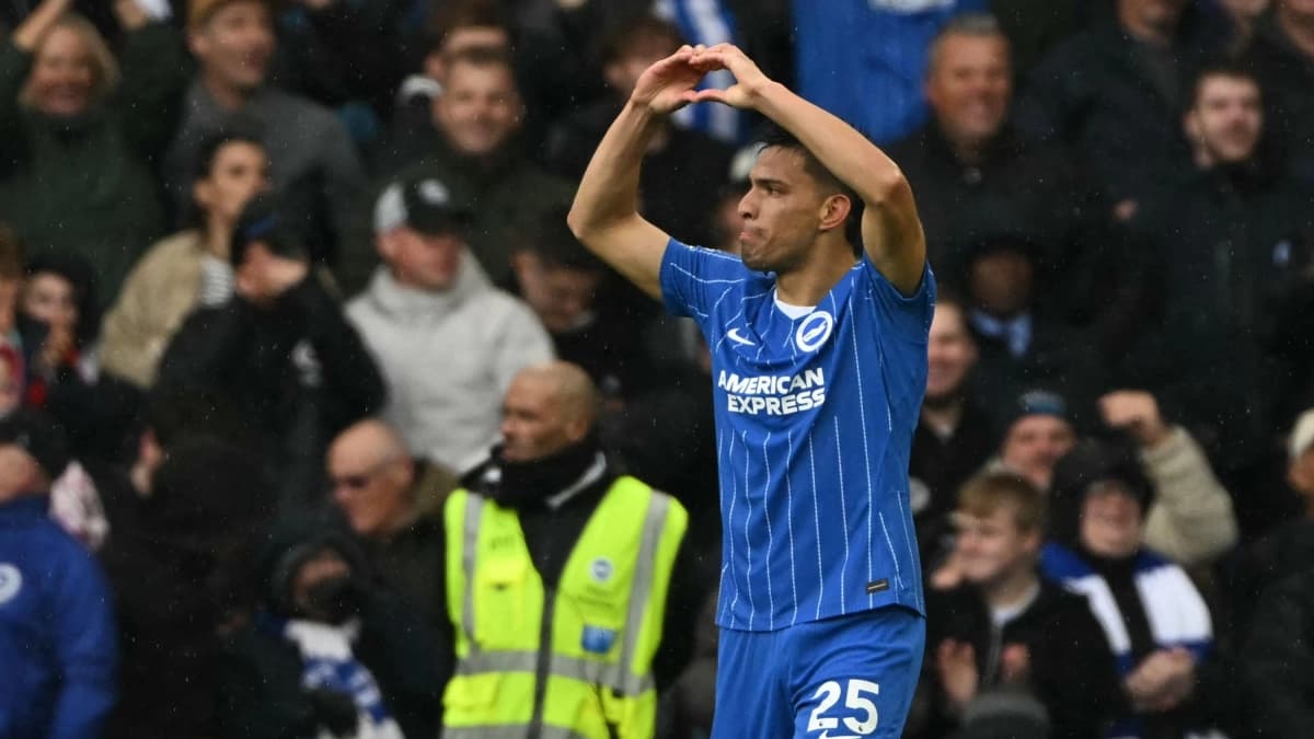 Diego Gómez, del Brighton, celebra con las manos en forma de corazón uno de los goles ante el Crystal Palace
