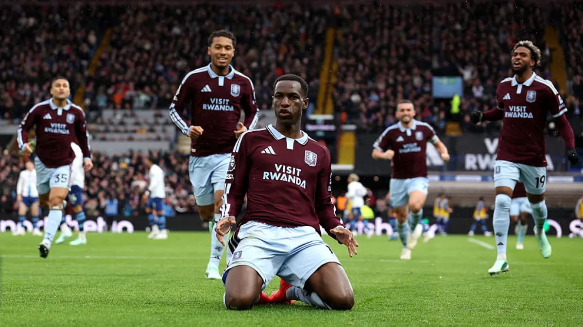 Nicolas Jackson celebra de rodillas uno de sus goles con el Aston Villa en Villa Park