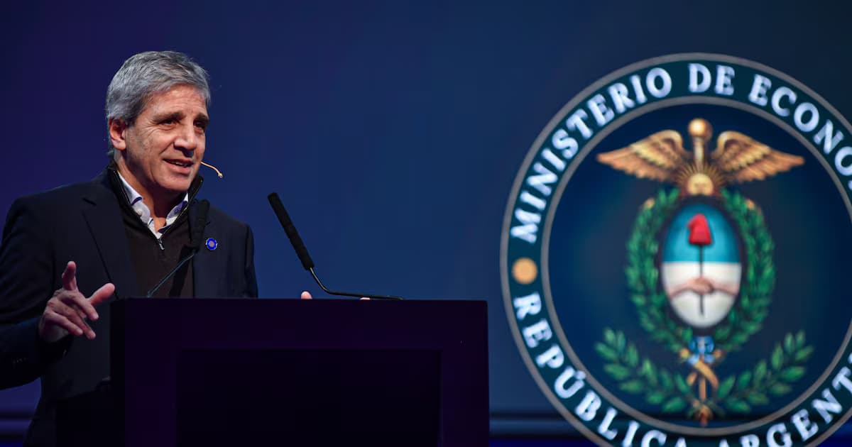 El ministro de Economía de Argentina, Luis Caputo, habla en un atril junto al escudo del ministerio