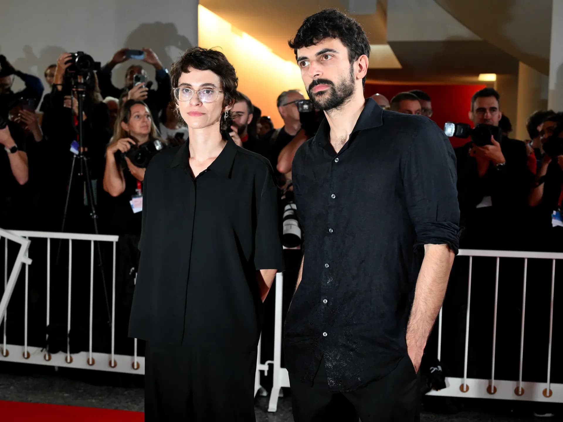 Los cineastas Rachel Szor y Yuval Abraham llegan al estreno de NAZA en Venecia