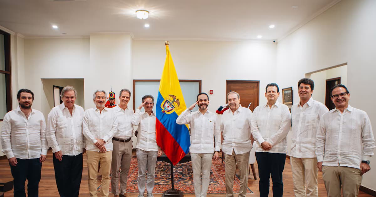 El presidente Abelardo de la Espriella posa con empresarios colombianos frente a la bandera de Colombia en la sede de la Presidencia en Barranquilla