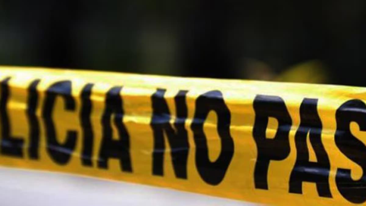 Cinta amarilla de acordonamiento policial con la leyenda «Policía no pase»