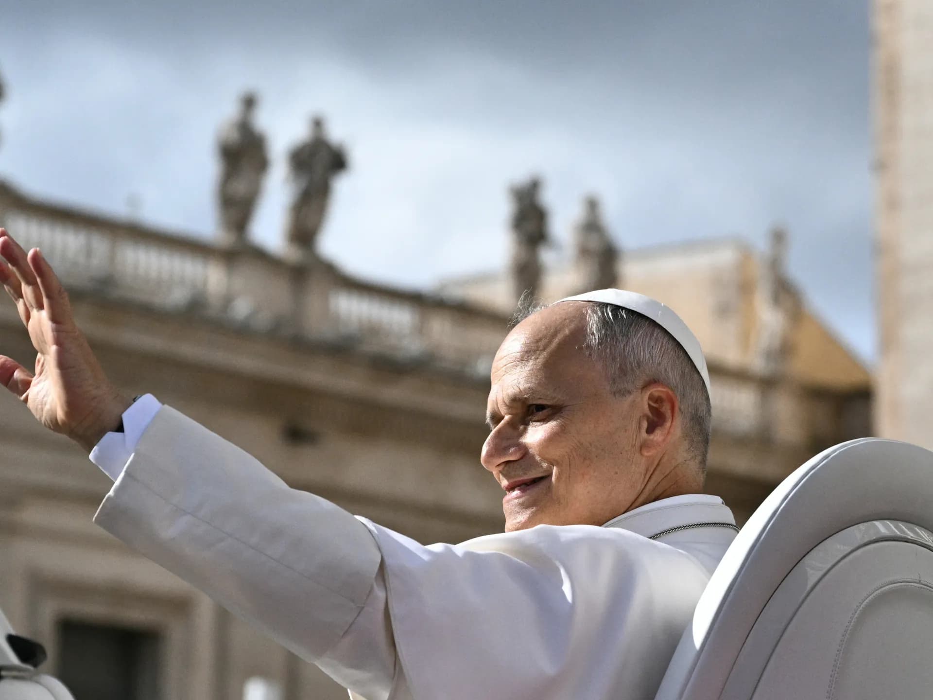 El papa León XIV saluda a los fieles al final de la audiencia general de este miércoles en la plaza de San Pedro