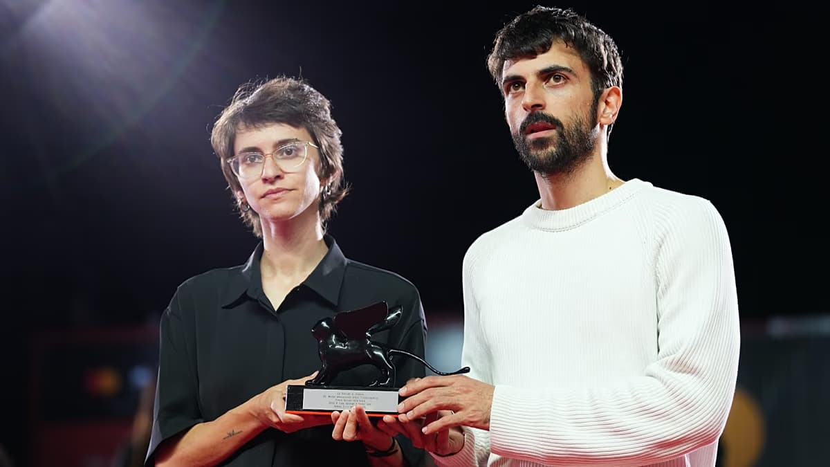 Rachel Szor y Yuval Abraham sostienen el Premio Especial del Jurado en la clausura del Festival de Venecia