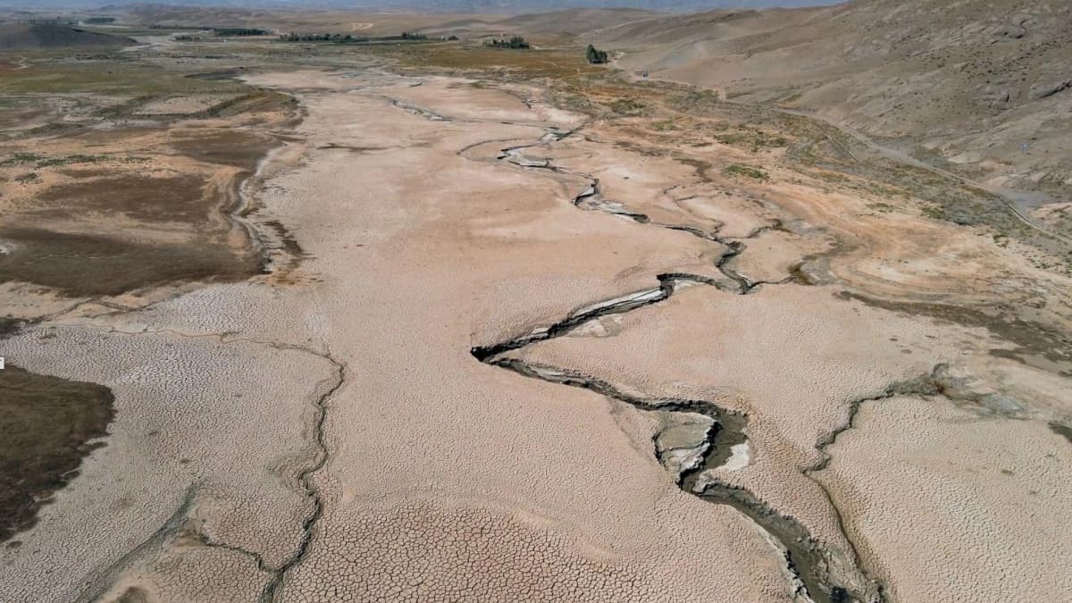 Suelo agrietado por la sequía en una zona rural de Colombia
