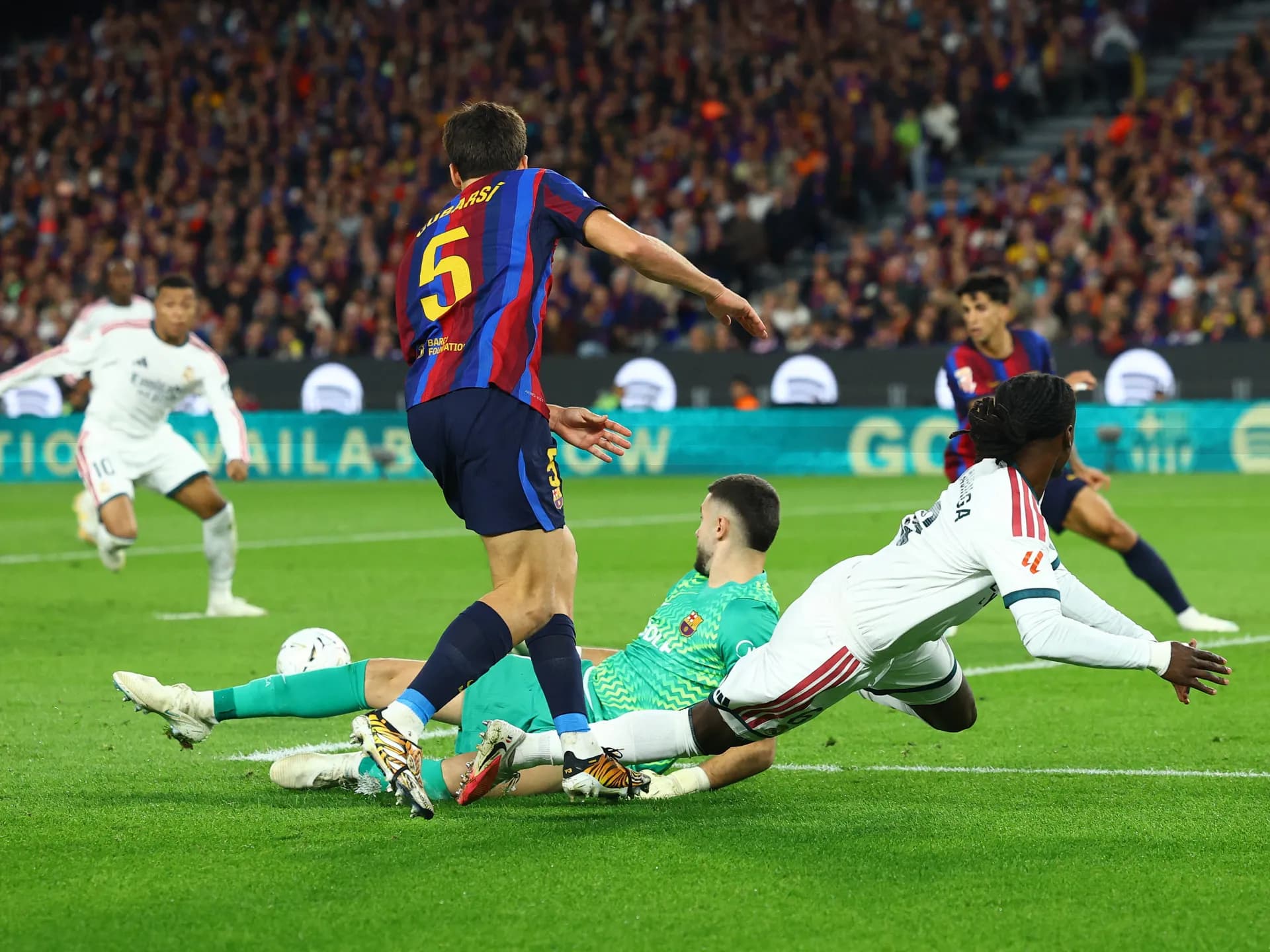 Jugada en el área del Barcelona durante el clásico ante el Real Madrid en el Camp Nou