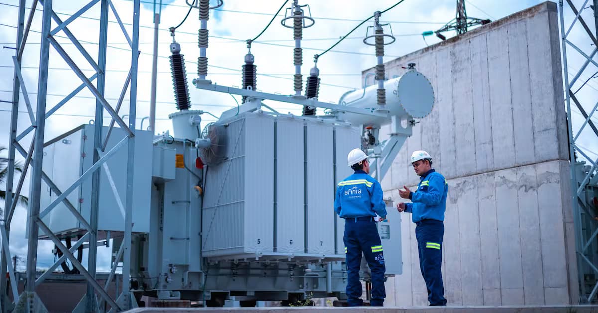 Dos técnicos de Afinia revisan un transformador en una subestación eléctrica