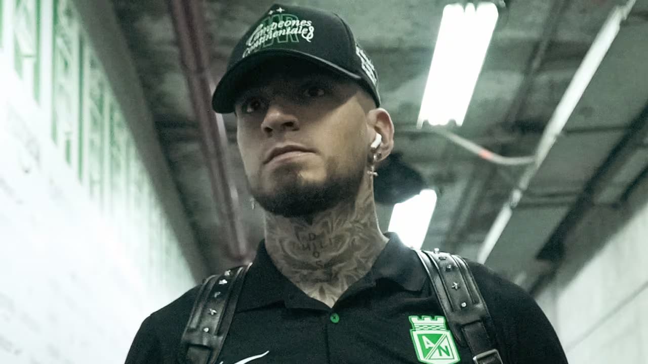 Cristian «Chicho» Arango con la indumentaria de Atlético Nacional en el túnel de un estadio
