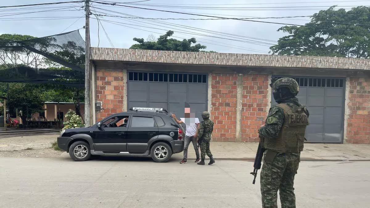 Soldados del Ejército patrullan una calle en el Catatumbo