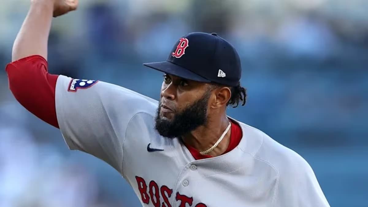 El relevista colombiano Tayron Guerrero lanza con el uniforme de los Medias Rojas de Boston