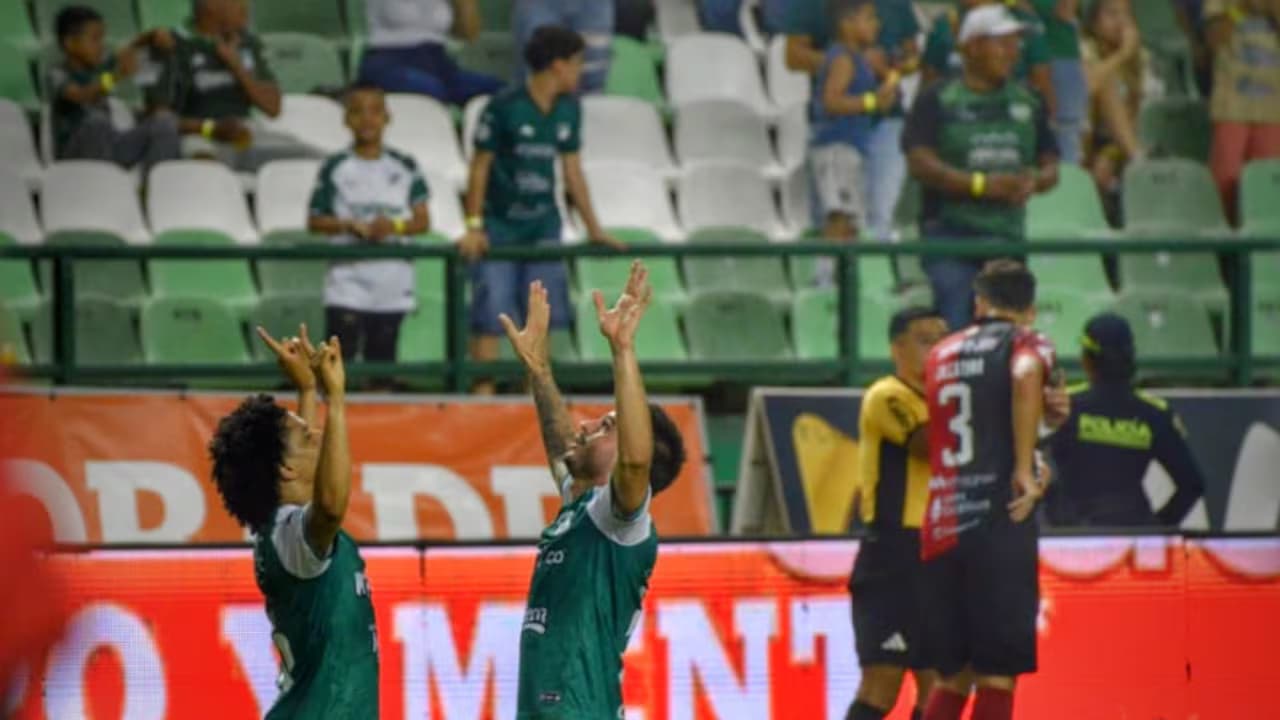 Jugadores del Deportivo Cali celebrando un gol en el estadio de Palmaseca