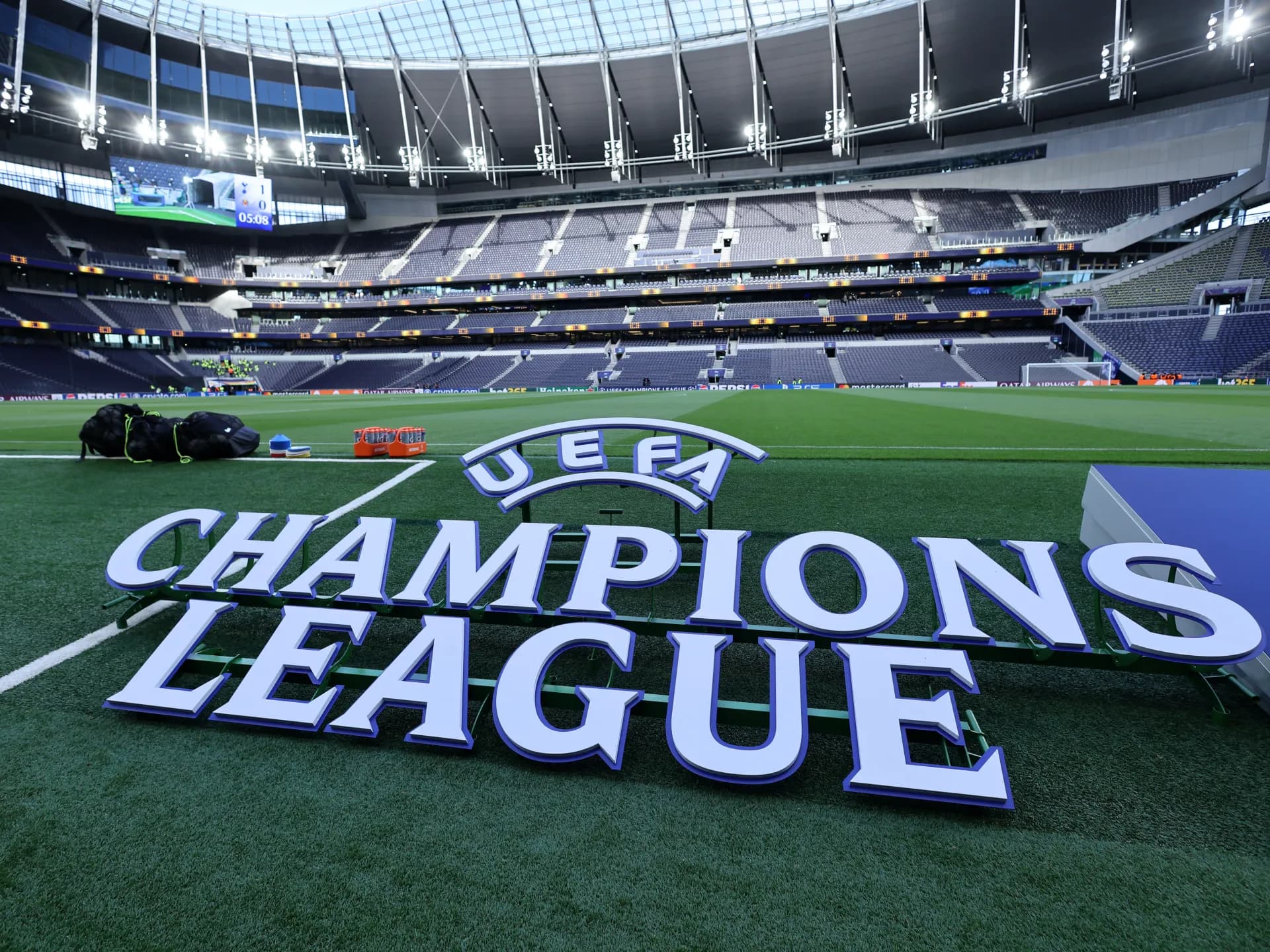 Logotipo de la Liga de Campeones de la UEFA sobre la cancha de un estadio