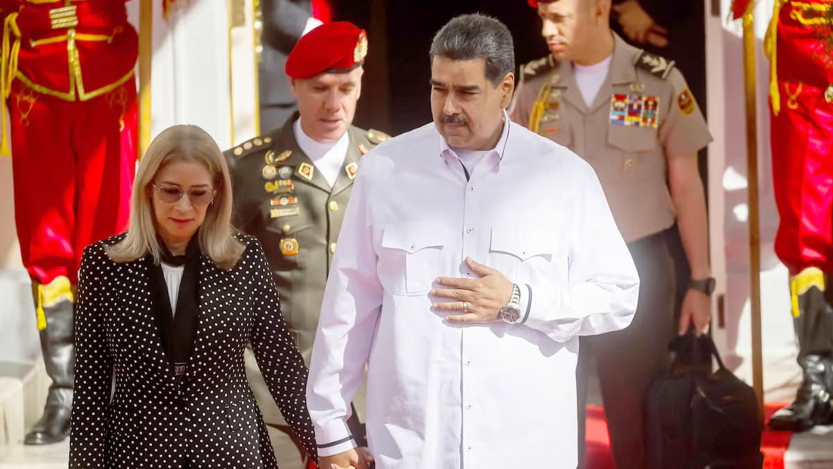 Cilia Flores y Nicolás Maduro caminan tomados de la mano, escoltados por militares venezolanos