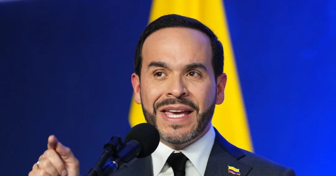 El presidente Abelardo de la Espriella habla frente a un micrófono, con la bandera de Colombia al fondo.