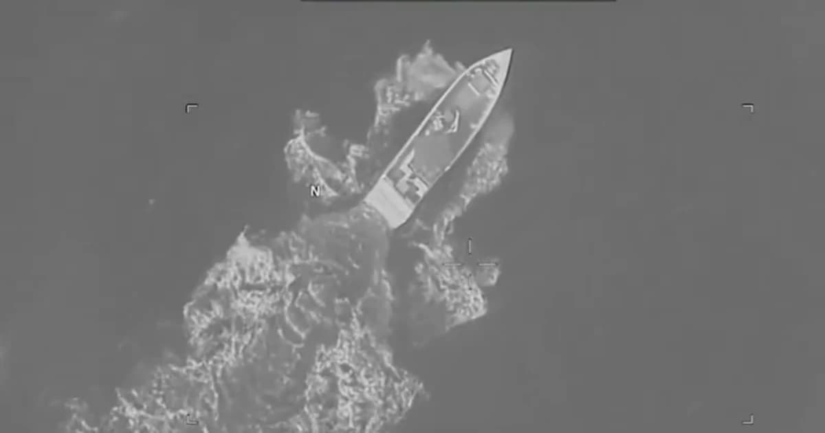 Imagen aérea en blanco y negro de una lancha rápida navegando en mar abierto, tomada desde una aeronave militar