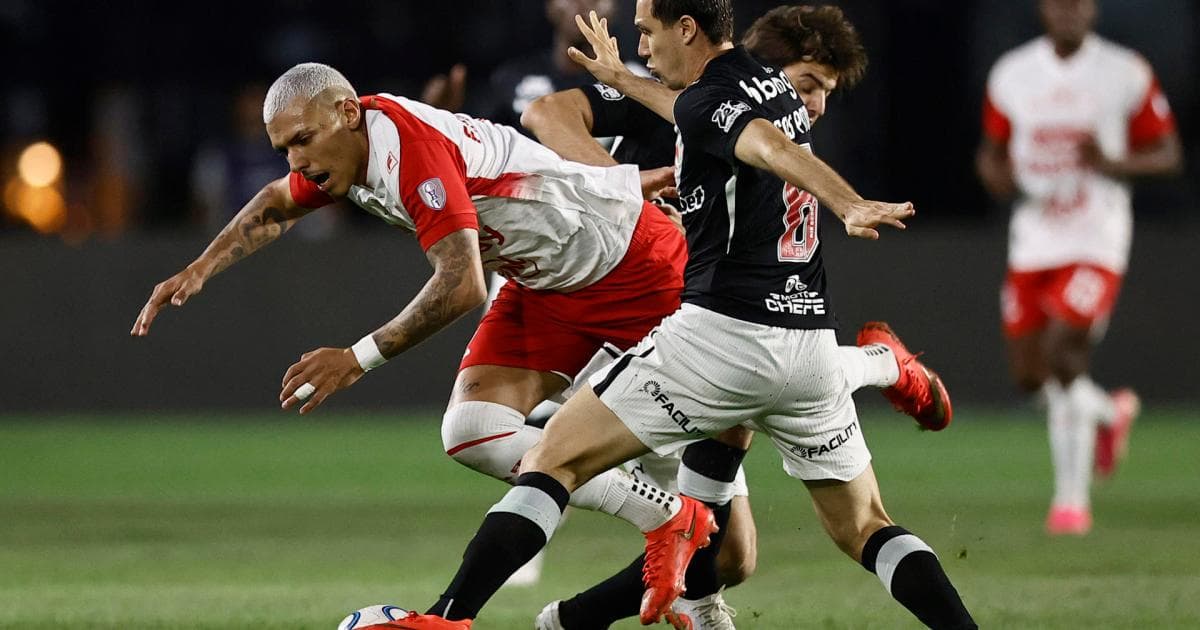 Lucas Piton, de Vasco da Gama, disputa el balón con Franco Fagúndez, de Santa Fe, en el estadio São Januário