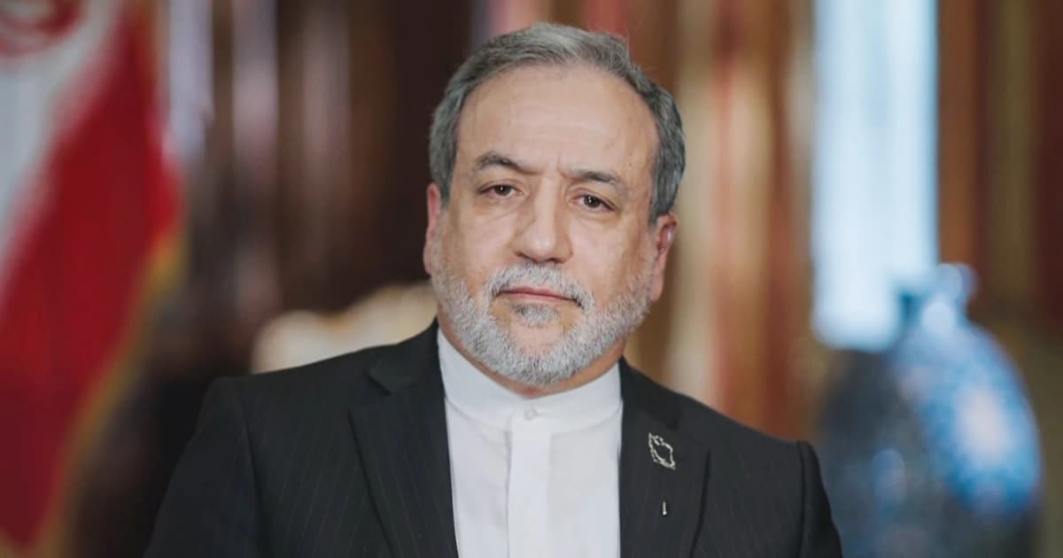 El canciller iraní, Abbas Araghchi, junto a una bandera de Irán