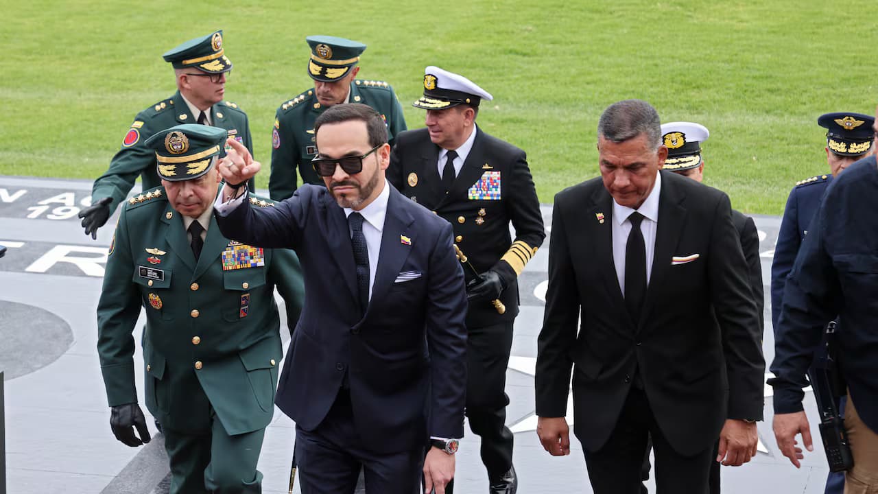 El presidente Abelardo de la Espriella camina junto a la cúpula militar