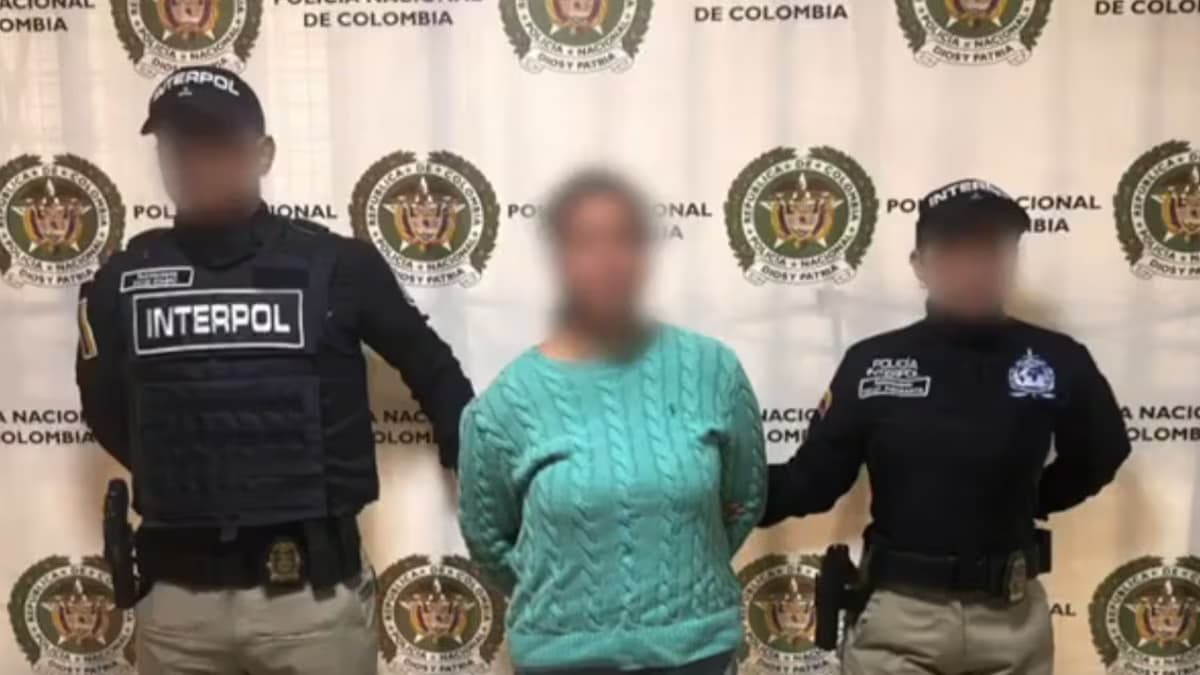 Agentes de Interpol custodian a la mujer capturada en Medellín por pedido de Suecia