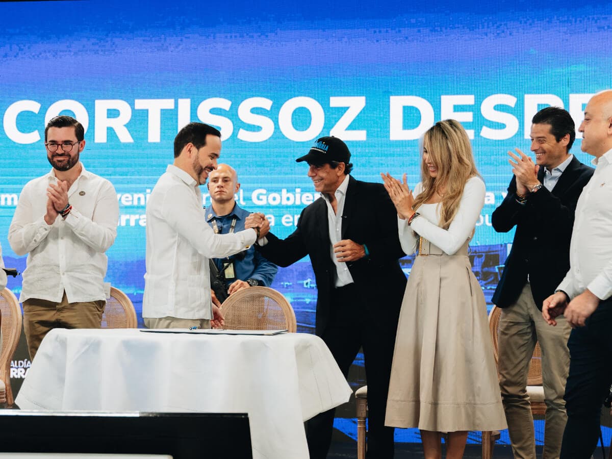 El presidente Abelardo de la Espriella y el alcalde Alejandro Char se dan la mano tras firmar el convenio del aeropuerto Ernesto Cortissoz, en Barranquilla.