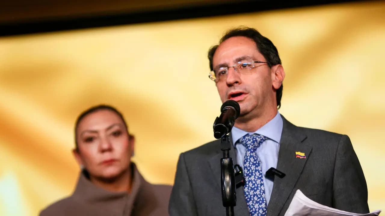 El vicepresidente José Manuel Restrepo habla ante un micrófono en una declaración a la prensa