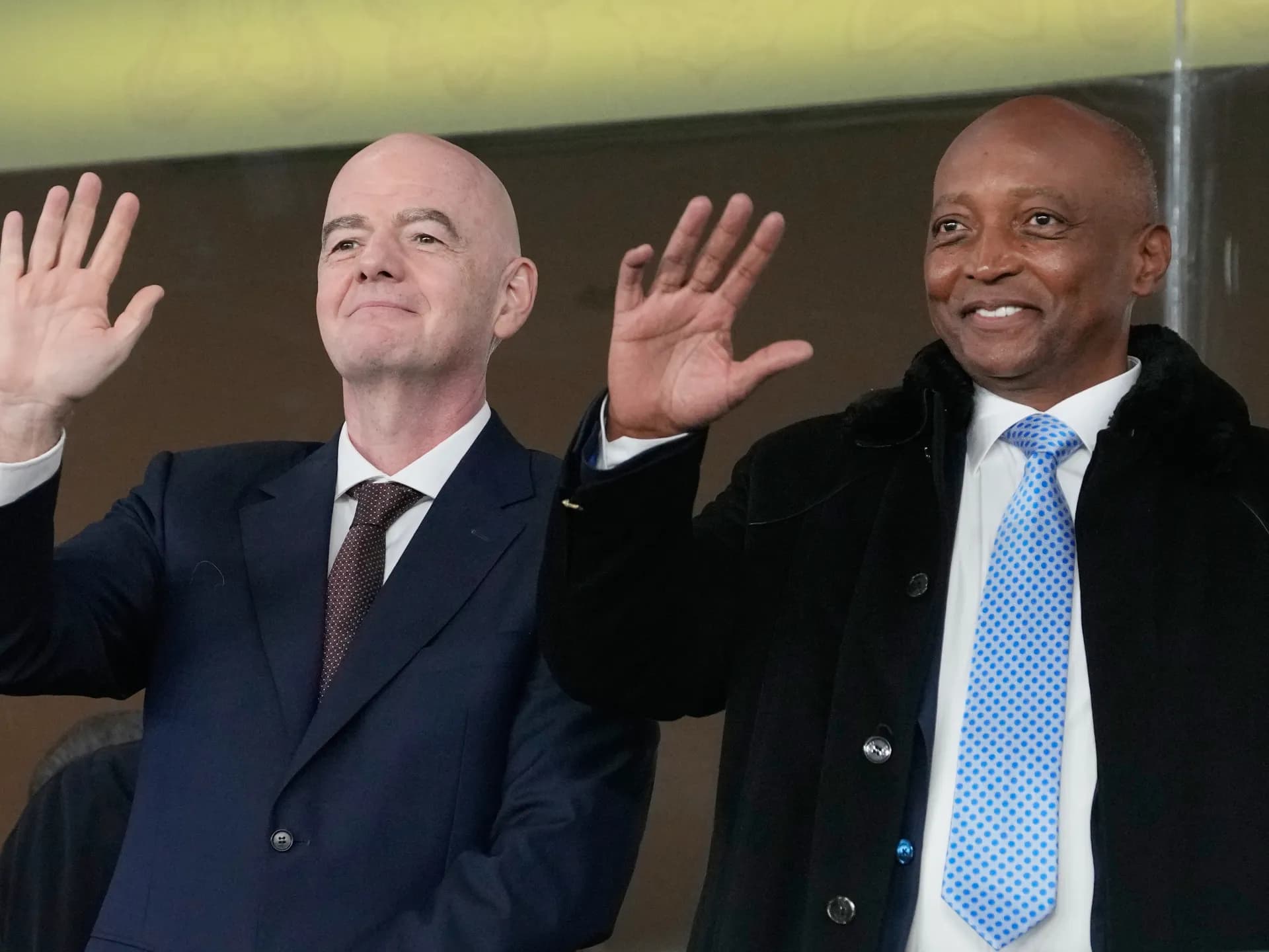 Gianni Infantino, presidente de la FIFA, y Patrice Motsepe, presidente de la CAF, saludan desde un palco durante la Copa Africana de 2025